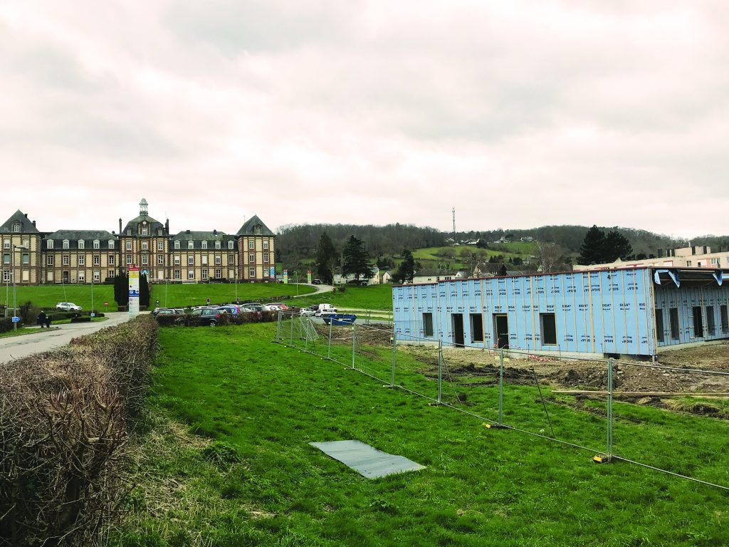 photo latérale du PSLA pendant les travaux, avec vu sur l'hôpital de Pont-Audemer